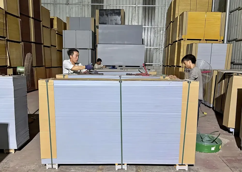 w9094-film-faced-plywood-packed-bundles.webp.webp